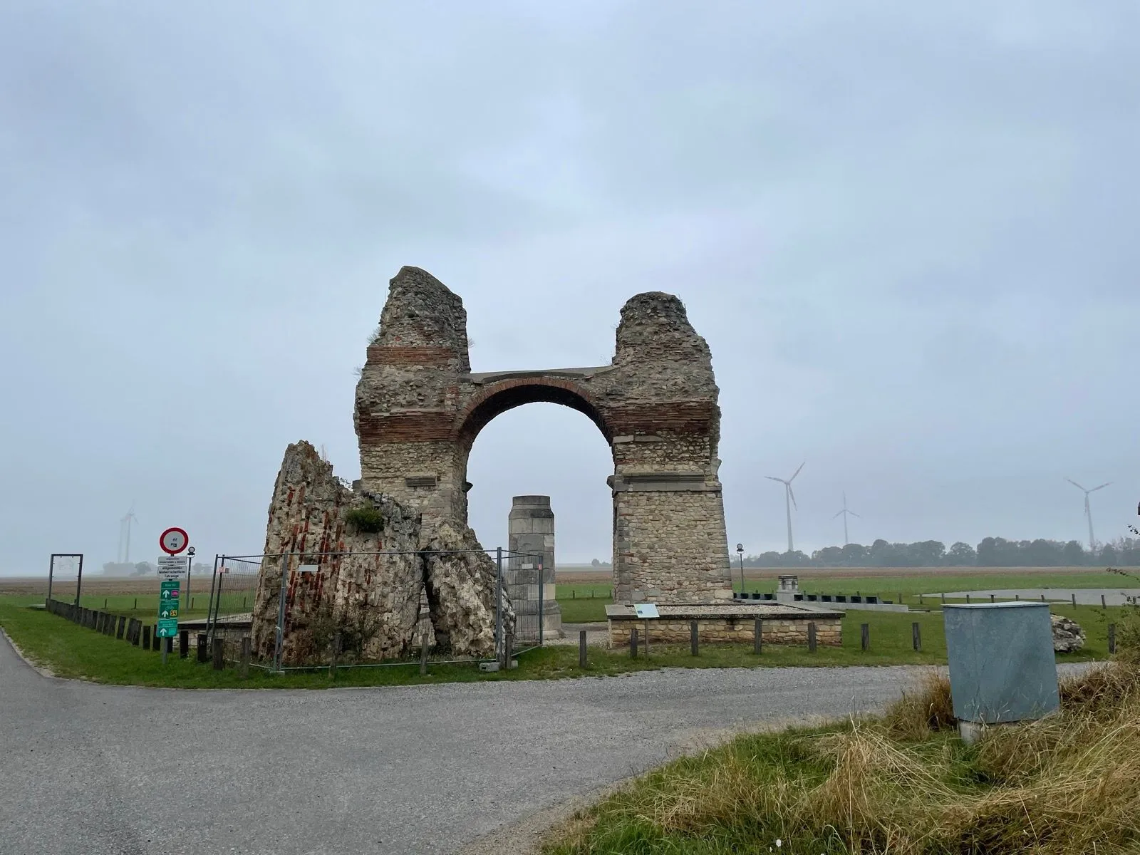 Rímska brána a hradby Limes Romanus