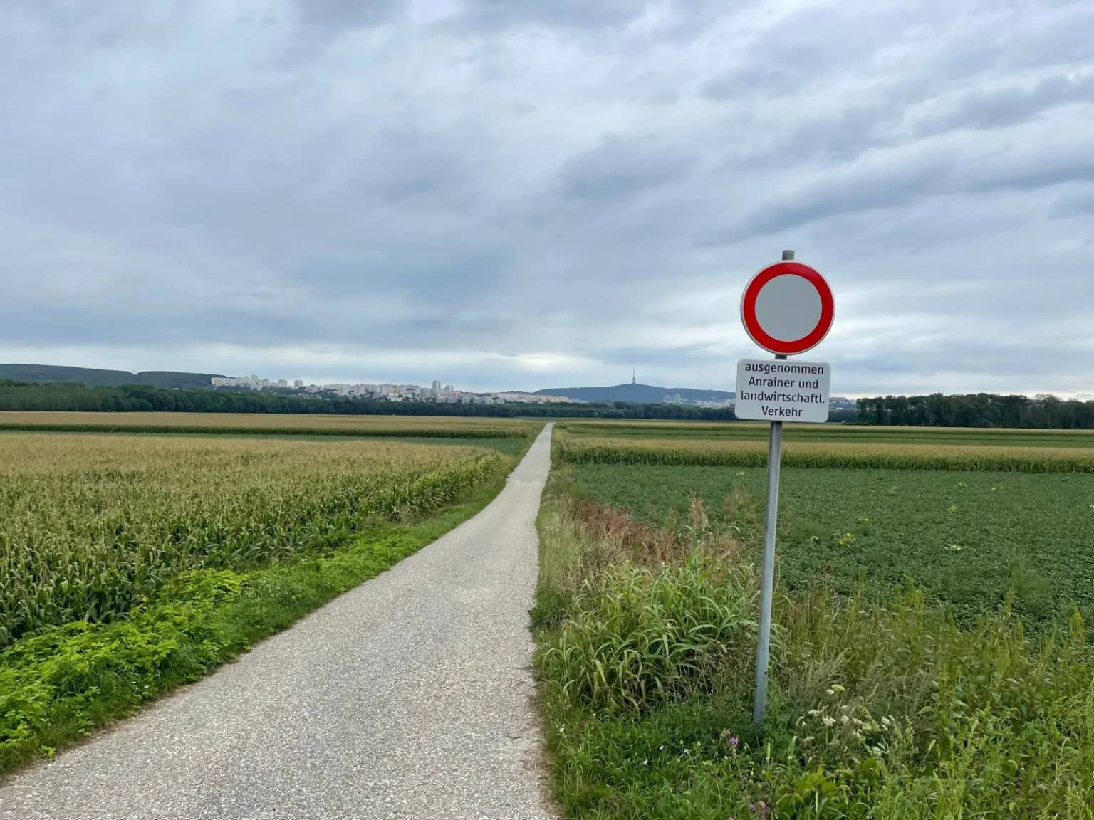 Bratislava z druhej strany Dunaja