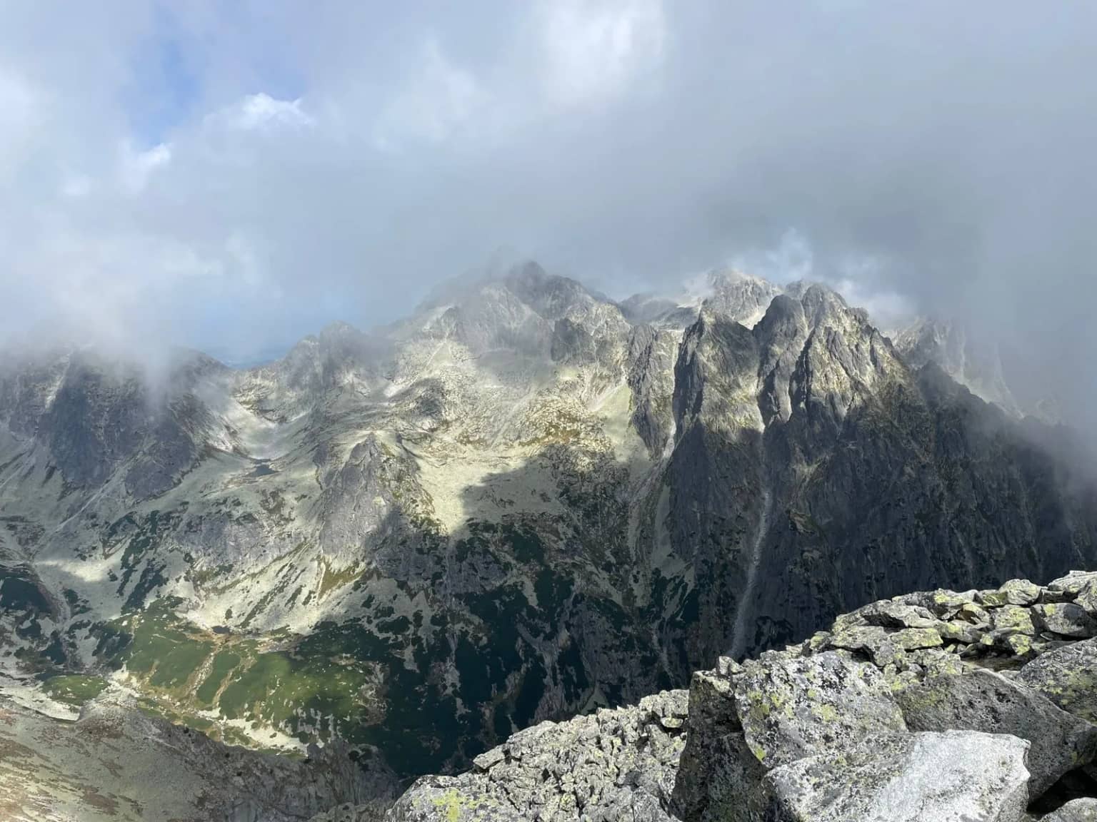 Výhľad na kopce s mrakmi