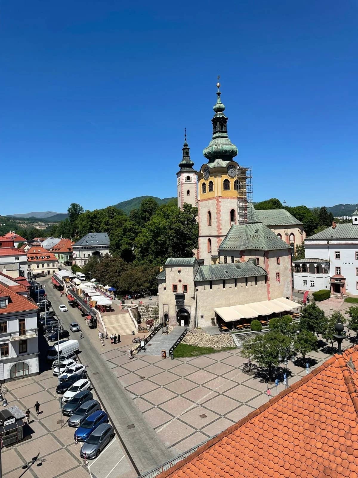 Výhľad na kostol z veže