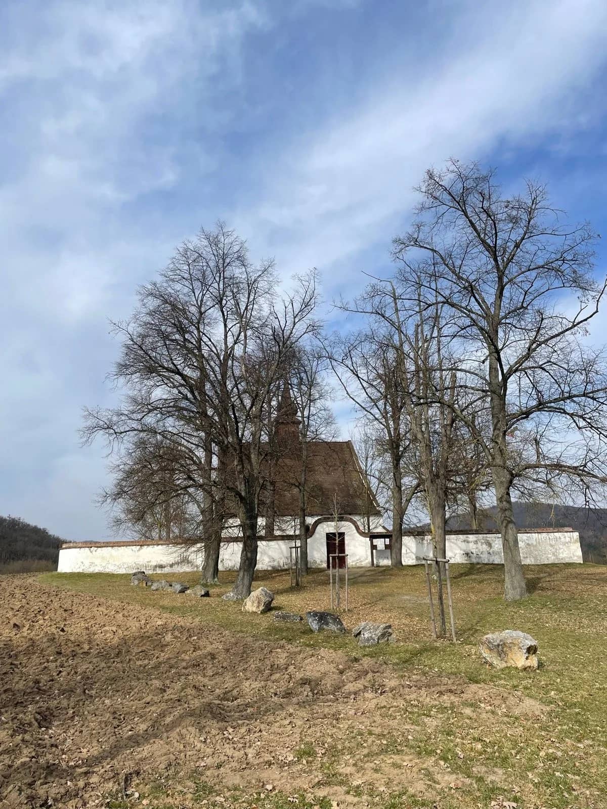 Románsky kostolík pri hrade