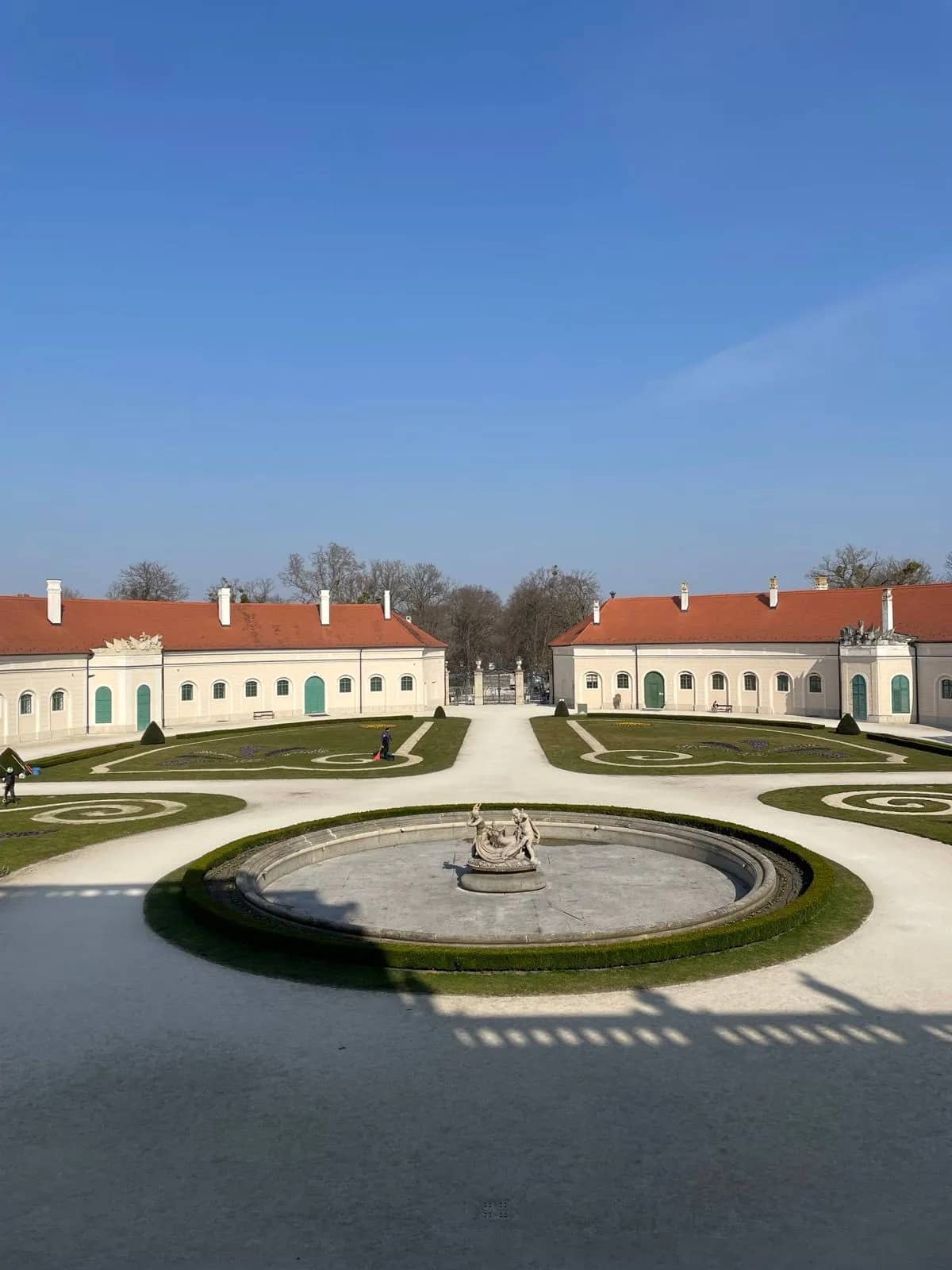Pohľad zo schodov a terasy paláca