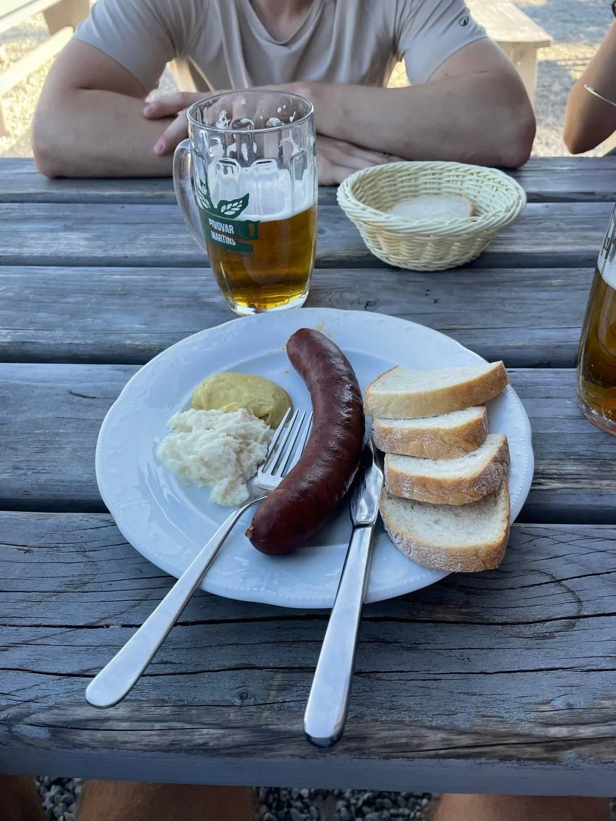 Klobása a pivo na Chate pod Chlebom