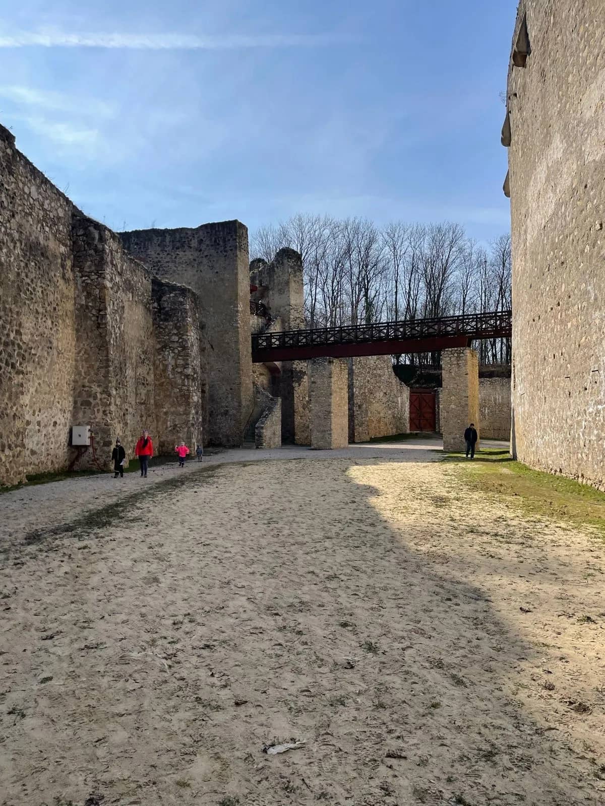 Priekopa okolo hradu