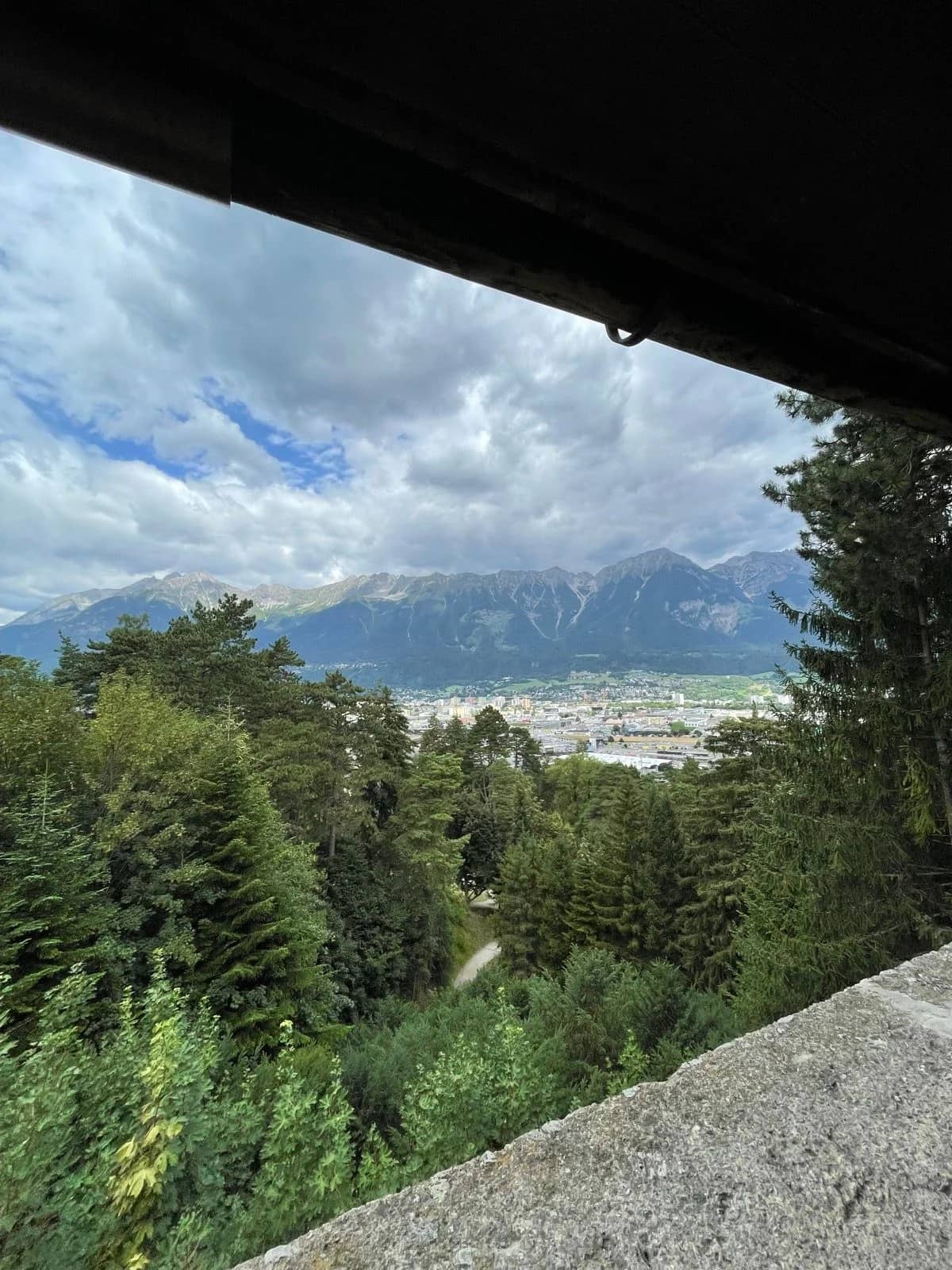 Výhľad na kopce okolo Schloss Ambras