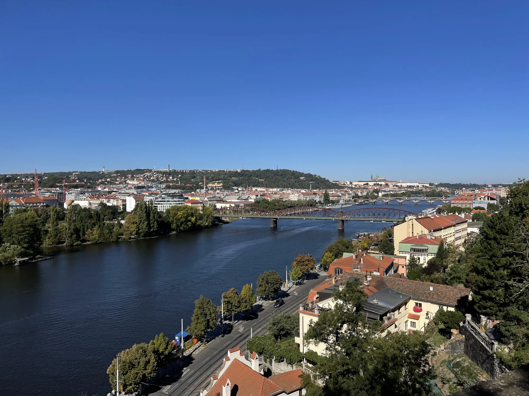 Výhľad na Pražský hrad z Vyšehradu